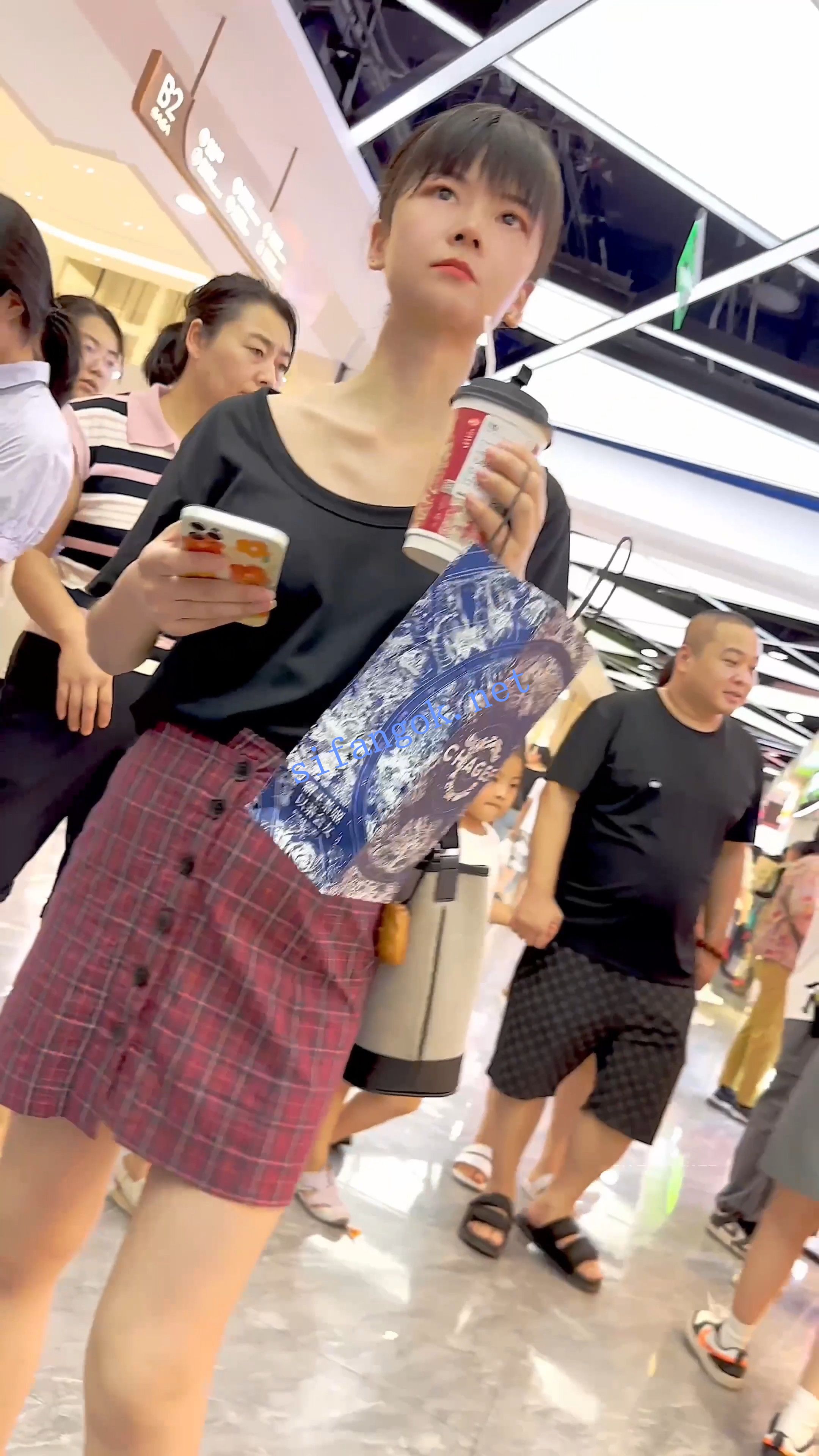 【KFC】短裙少妇独自逛街买奶茶·白色内内被屁股夹进一半