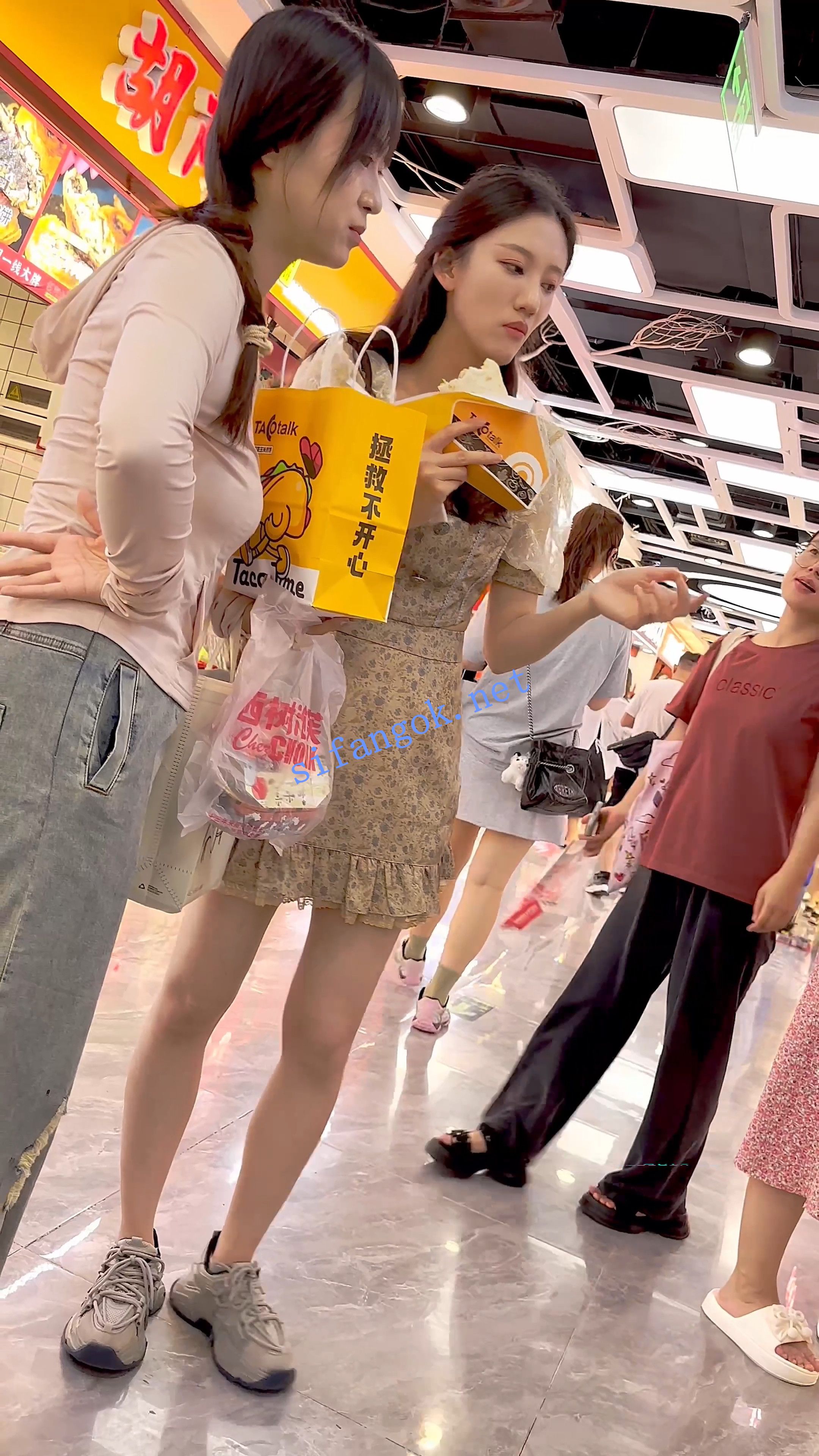 【KFC】少妇弯腰翘屁股吃小吃·身材很顶短裙白色窄内前后CD