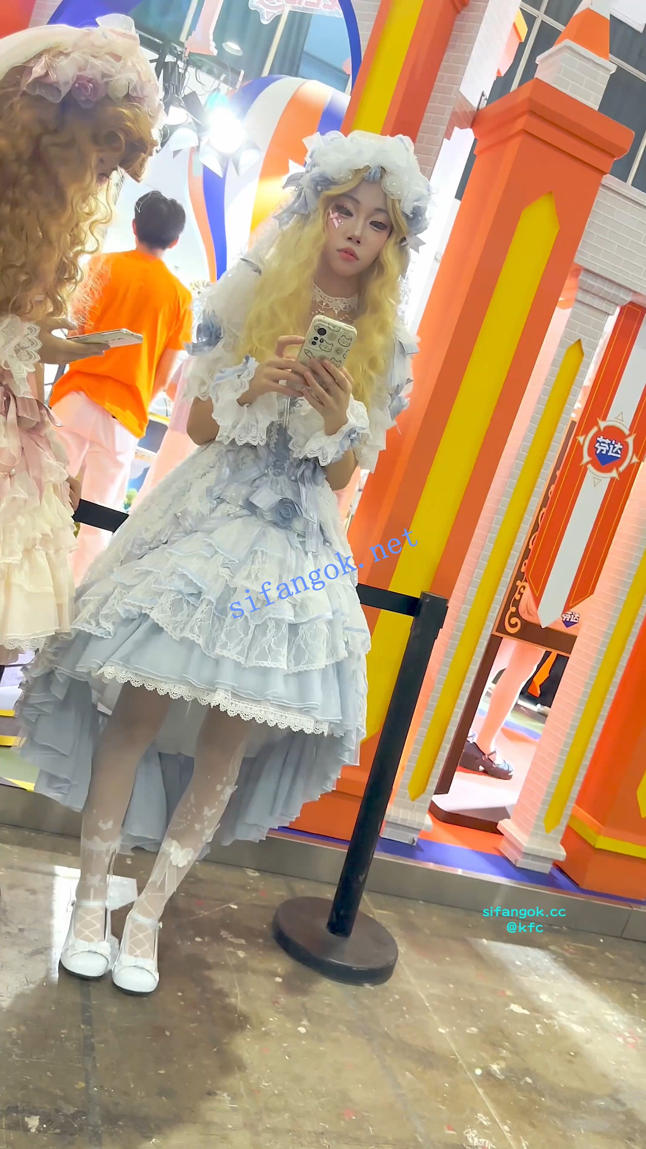 【KFC】两个婚纱服洛丽塔学生妹逛街·白色丝袜白内一箭双雕
