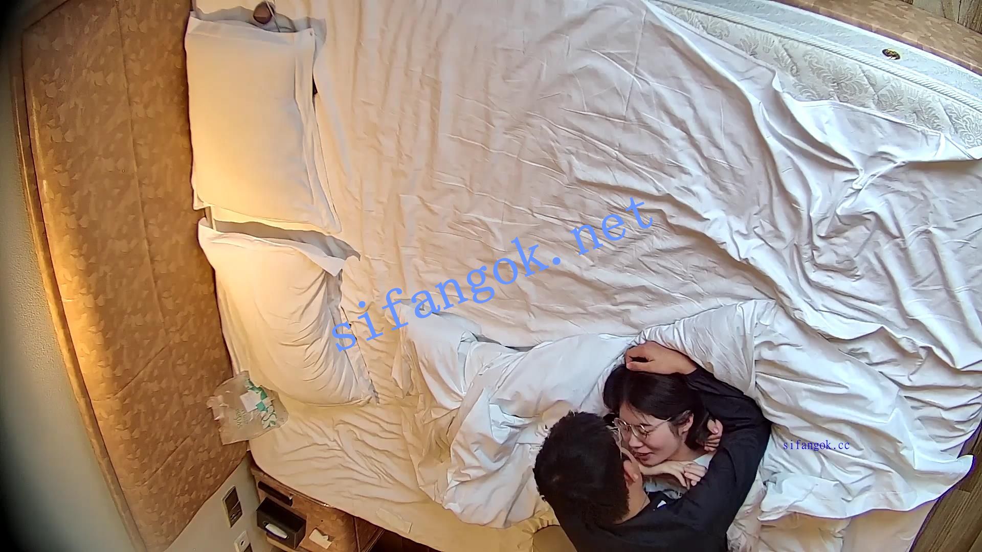 酒店偷拍6月❤可爱眼睛婊在酒店让男人操嫩穴